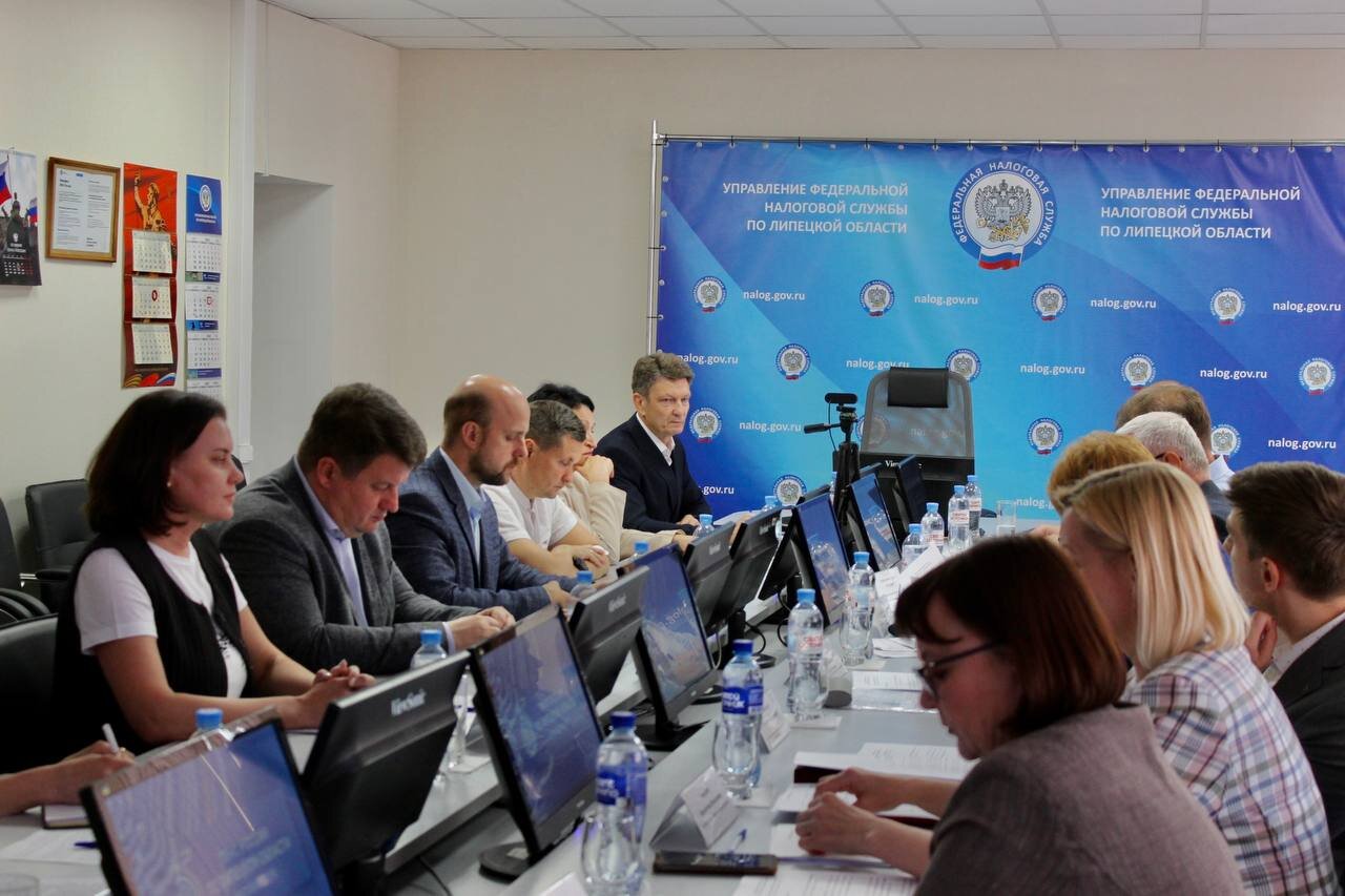 Вопросы повышения налоговой грамотности налогоплательщиков обсуждали на заседании Общественного совета